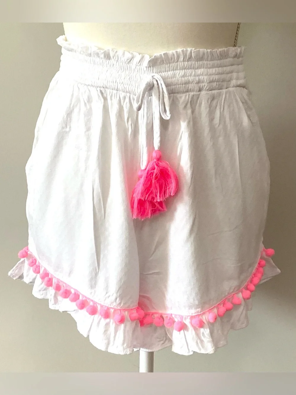 Crown&Ivy Women’s M White Pink Pom Ruffle Shorts Boho Coastal Preppy Cottagecore
